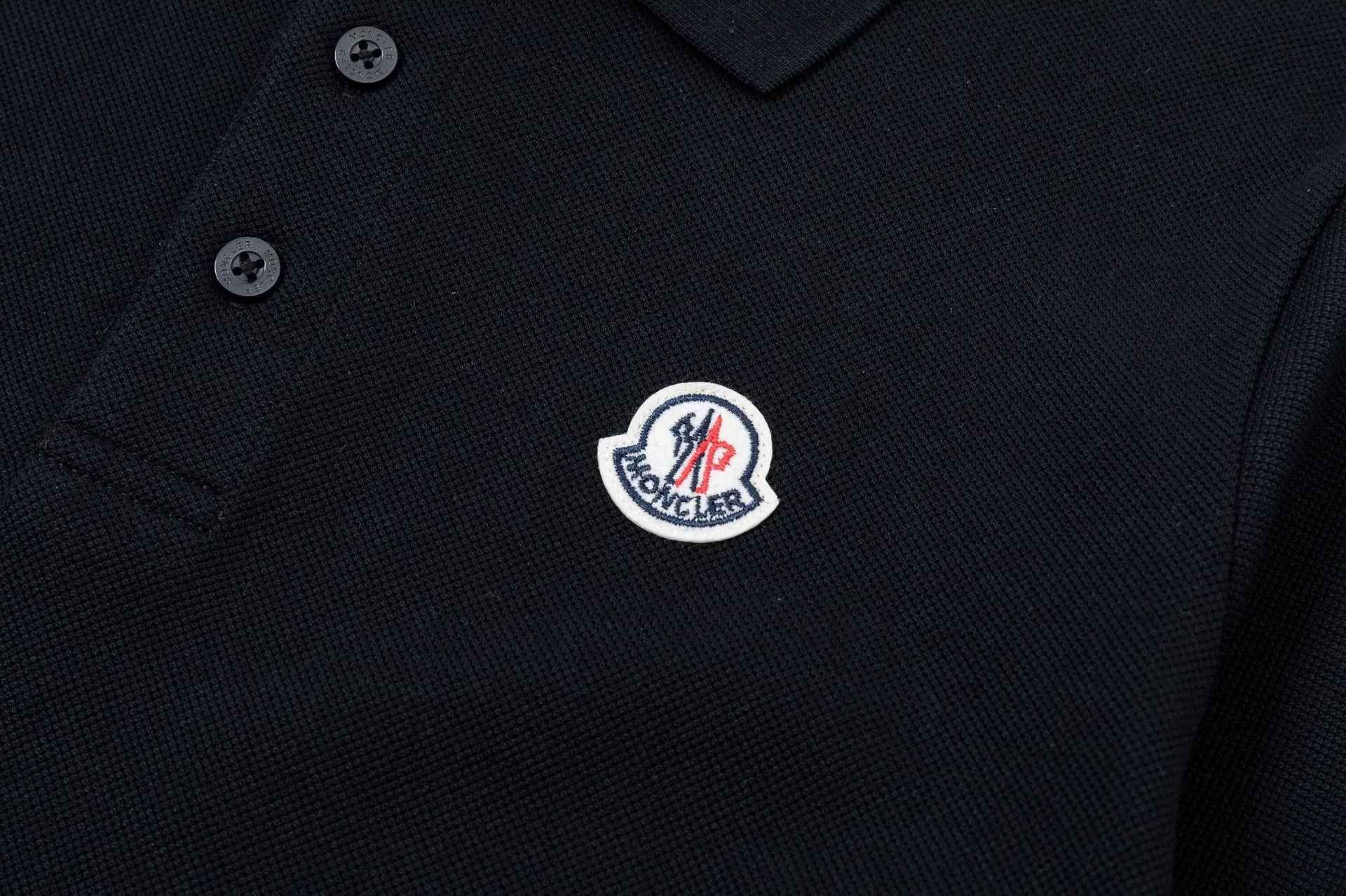 Moncler POLO Polo Polo Classic ， 。 Polo ， Classic 。Classic ， 。 。 ：Black White Navy Blue Size：MLXLXXL